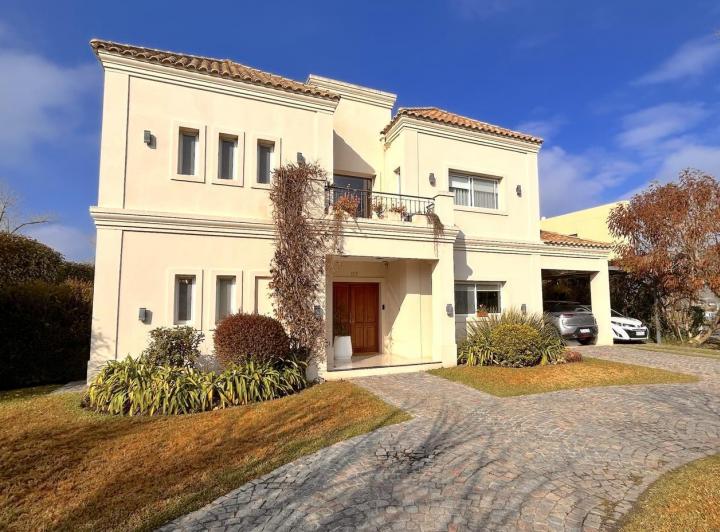Casa · 209m² · 5 Ambientes · 2 Cocheras