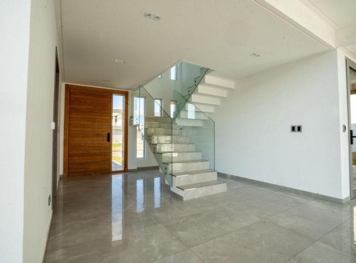 Casa · 340m² · 5 Ambientes · 6 Cocheras