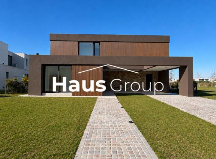 Casa · 1120m² · 5 Ambientes · 2 Cocheras