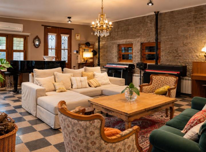 Casa · 325m² · 8 Ambientes · 2 Cocheras