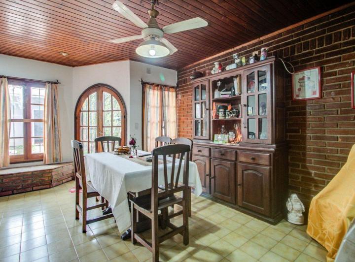 Casa · 160m² · 5 Ambientes · 2 Cocheras