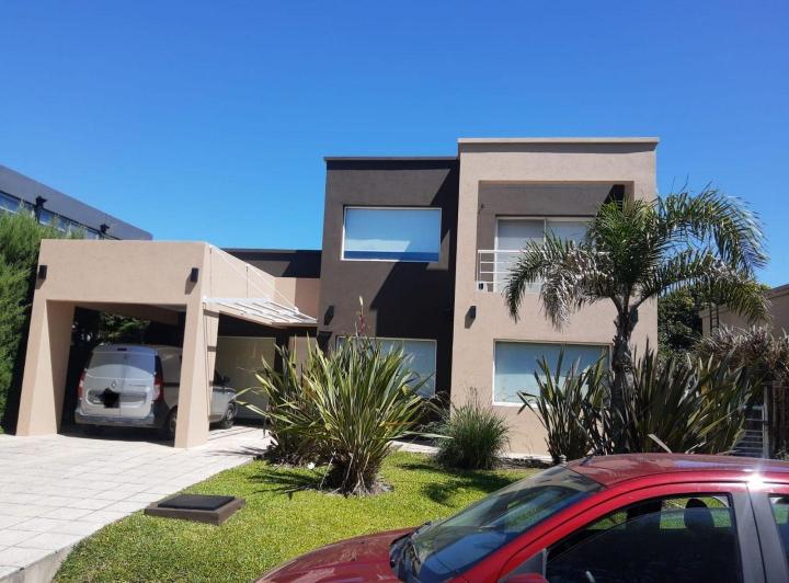 Casa · 210m² · 6 Ambientes