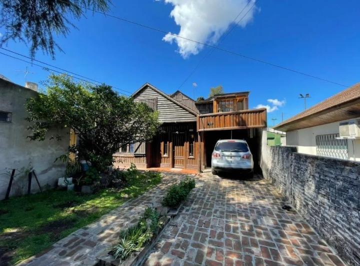 Casa · 150m² · 5 Ambientes · 4 Cocheras