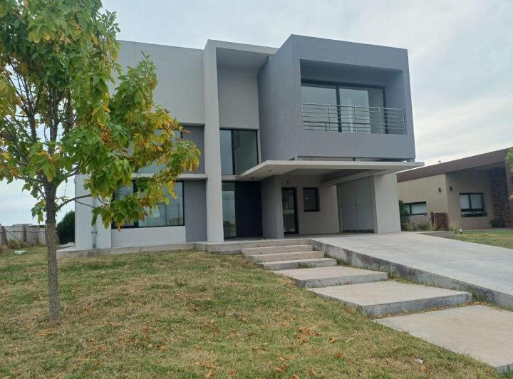 Casa · 305m² · 5 Ambientes · 2 Cocheras