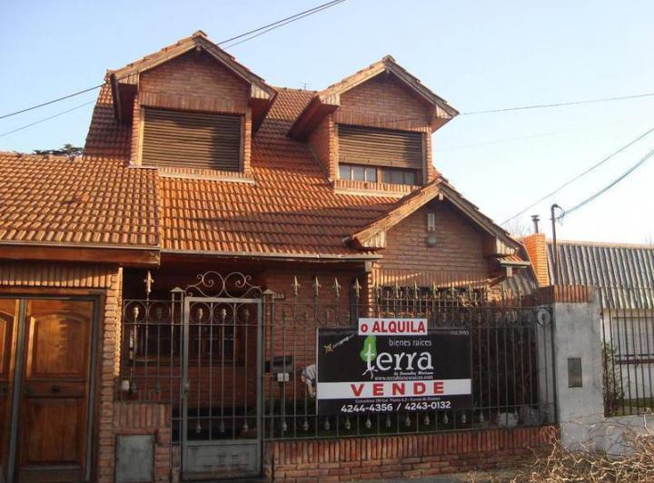 Casa · 300m² · 7 Ambientes · 2 Cocheras