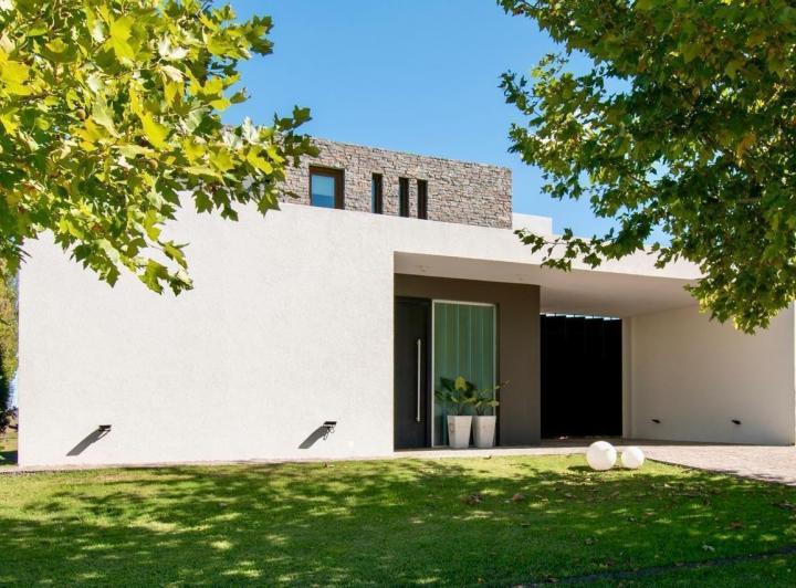 Casa · 240ha · 5 Ambientes · 1 Cochera