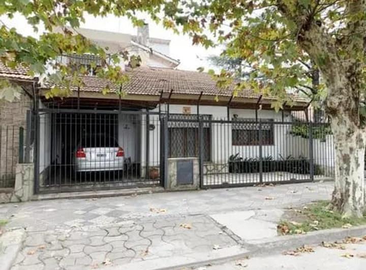 Casa · 210m² · 6 Ambientes · 1 Cochera