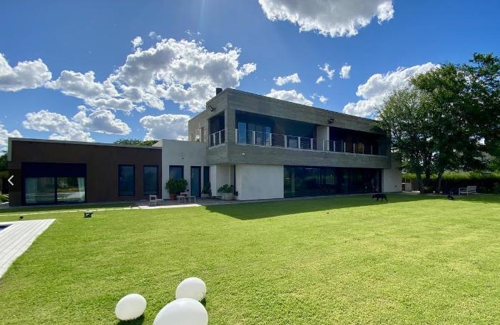 Casa · 653m² · 7 Ambientes · 2 Cocheras
