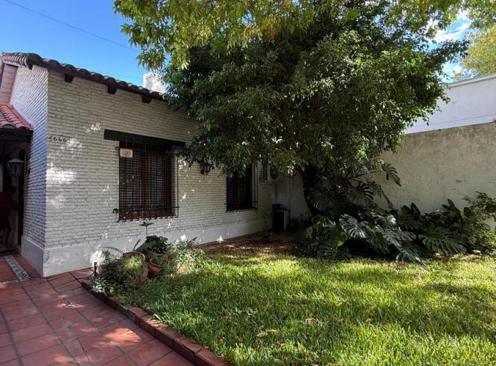Casa · 190m² · 6 Ambientes · 2 Cocheras