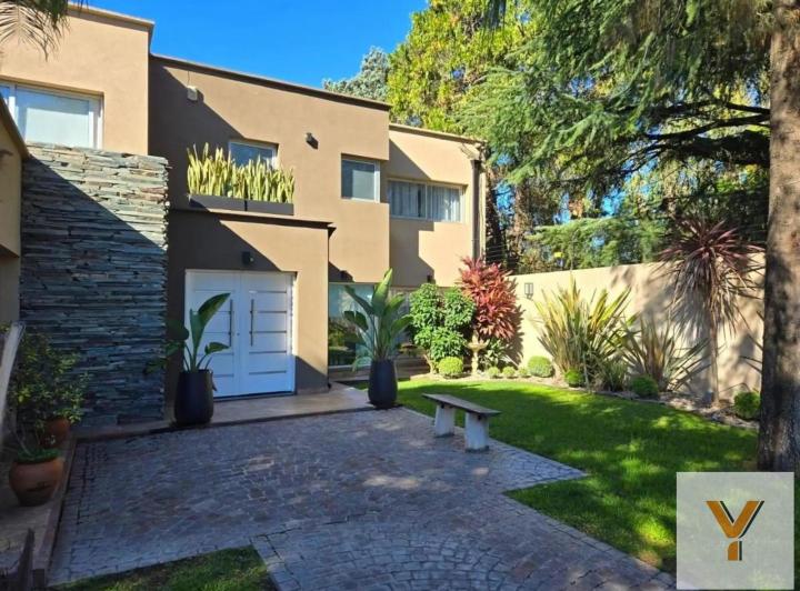Casa · 380m² · 5 Ambientes · 3 Cocheras