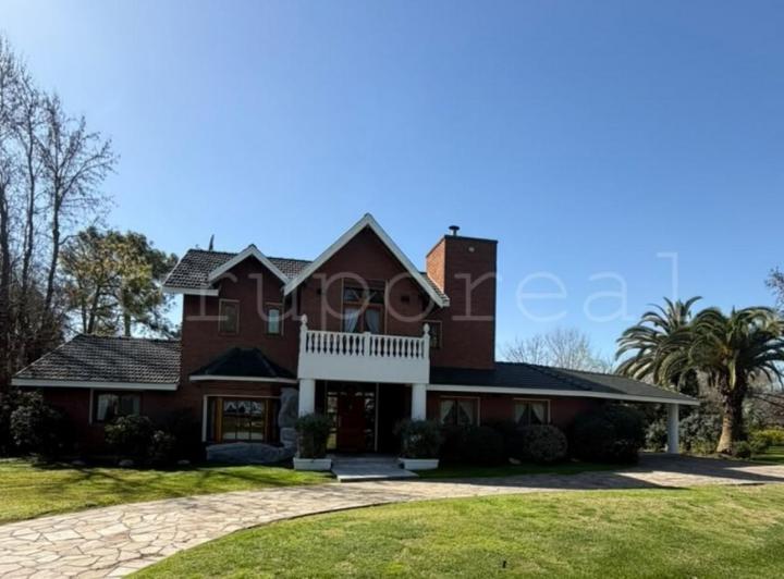 Casa · 334m² · 8 Ambientes · 2 Cocheras