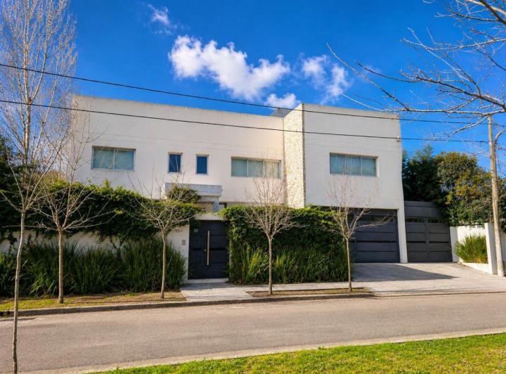 Casa · 550m² · 5 Ambientes · 1 Cochera