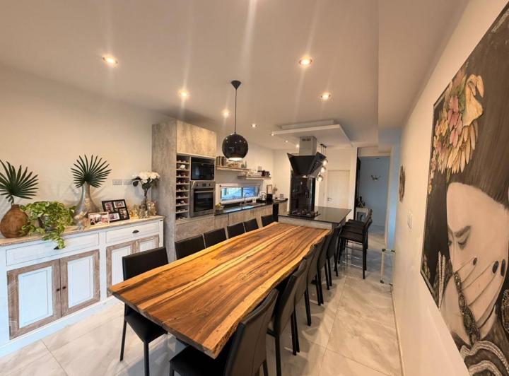 Casa · 280m² · 6 Ambientes · 1 Cochera