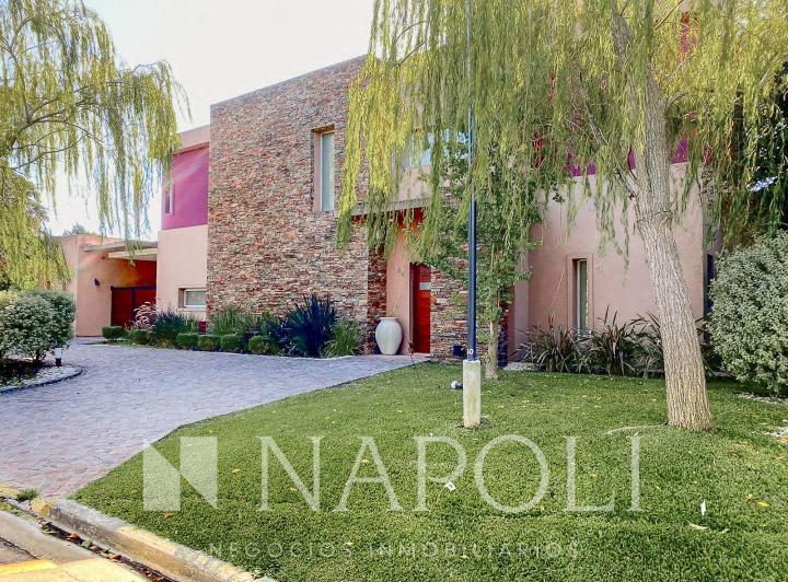 Casa · 325m² · 7 Ambientes · 2 Cocheras