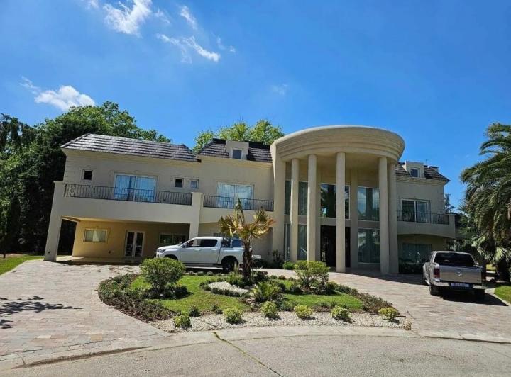 Casa · 700m² · 8 Ambientes · 1 Cochera