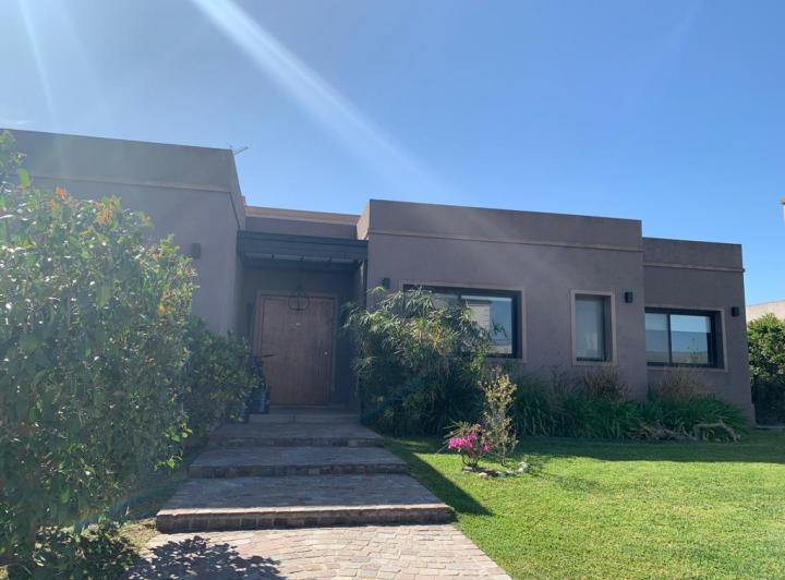Casa · 169m² · 5 Ambientes · 2 Cocheras
