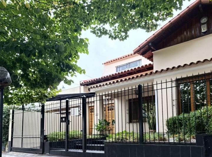 Casa · 220m² · 8 Ambientes · 2 Cocheras