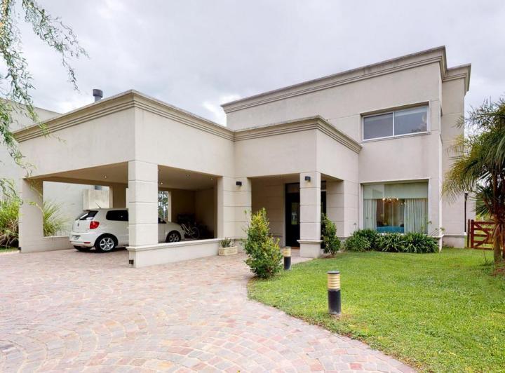 Casa · 326m² · 8 Ambientes · 3 Cocheras