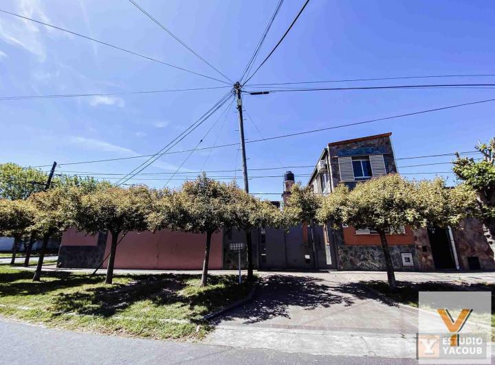 Casa · 153m² · 6 Ambientes · 2 Cocheras