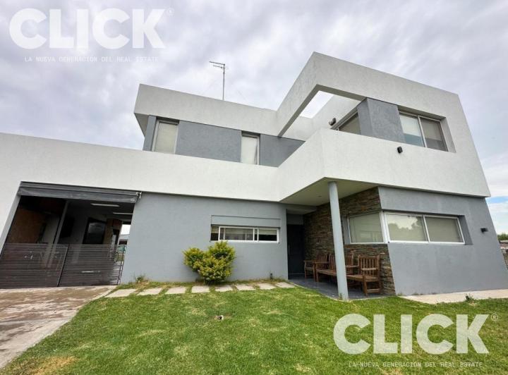 Casa · 160m² · 5 Ambientes · 3 Cocheras