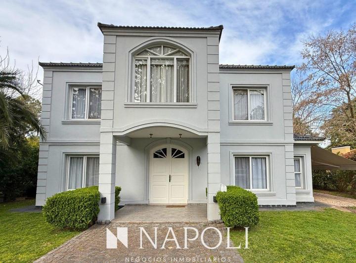 Casa · 220m² · 5 Ambientes · 2 Cocheras