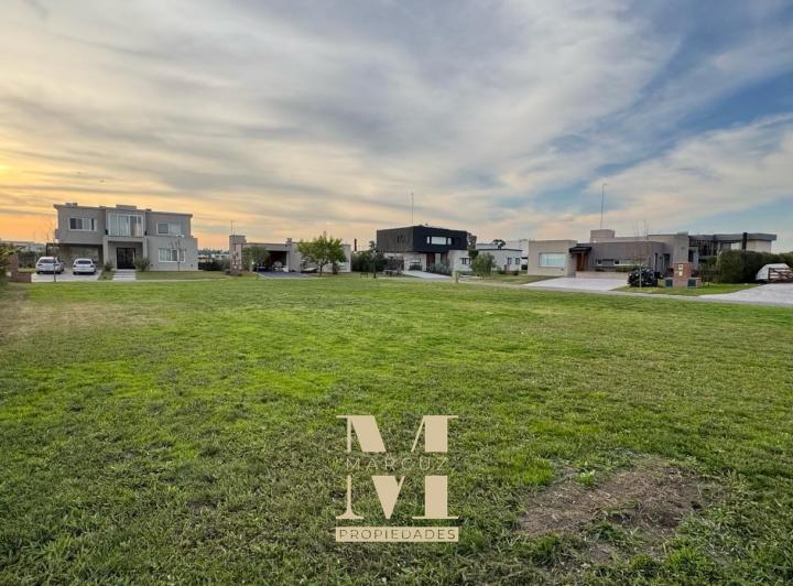 Terreno · 816m²