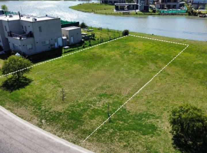 Terreno · 842m²