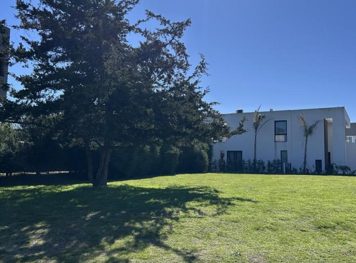 Terreno · 821m²