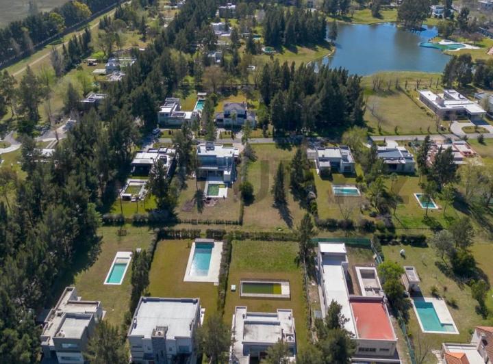 Terreno · 1176m²
