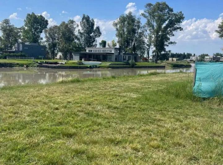 Terreno · 830m²