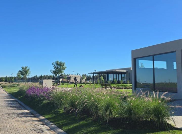 Terreno · 865m²