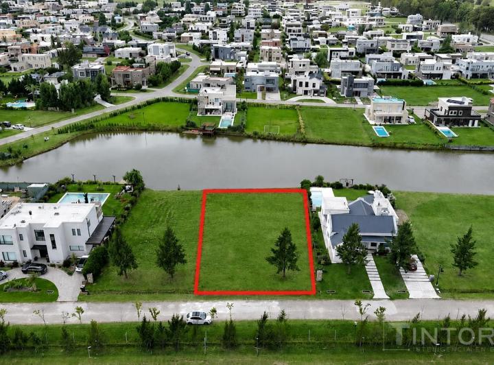 Terreno · 766m²