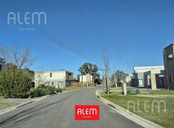 Terreno · 700m²