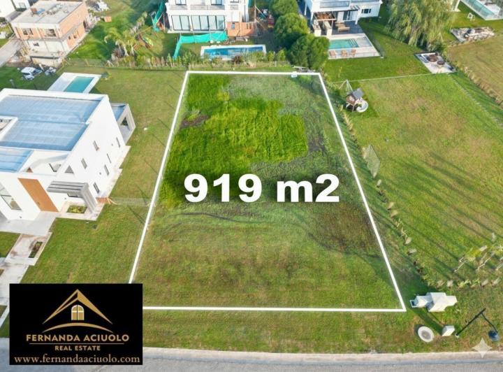Terreno · 919m²