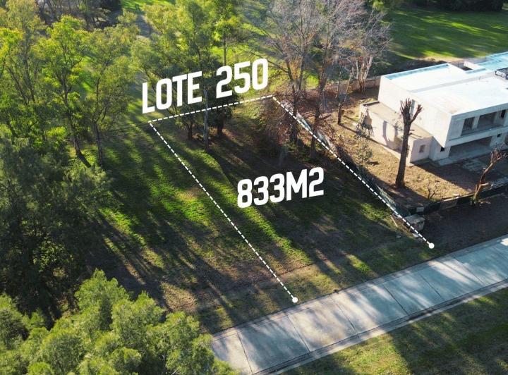 Terreno · 833m²