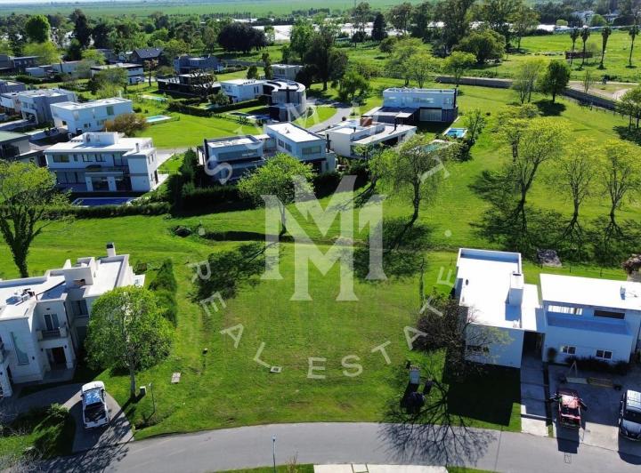 Terreno · 713m²