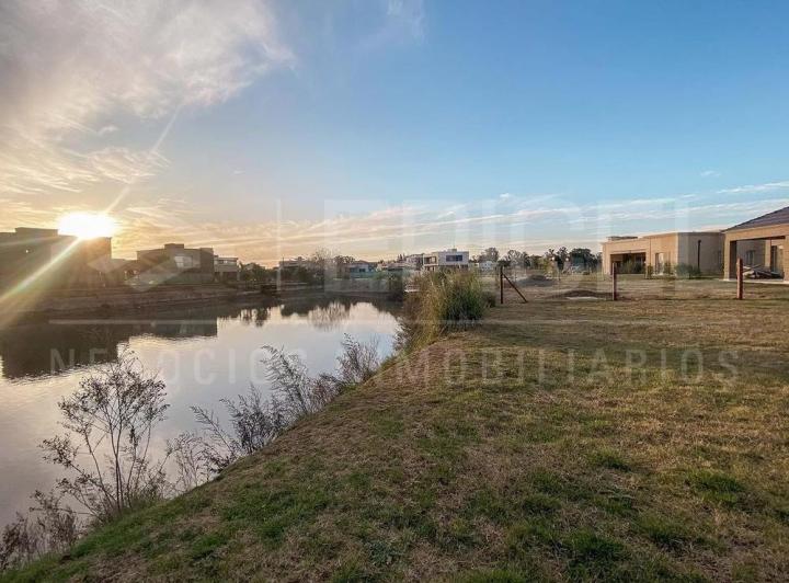 Terreno · 806m²