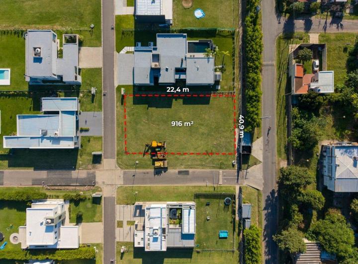 Terreno · 916m²