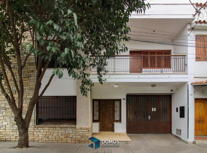 Casa · 440m² · 3 Dormitorios · 8 Cocheras
