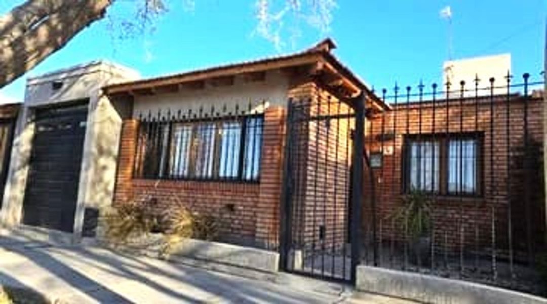 CASA EN B° SEMI PRIVADO PARQUE URQUIZA GLLÉN MZA