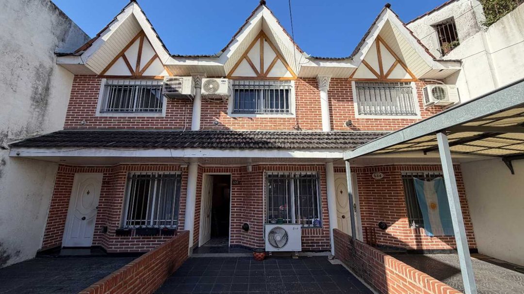 TRIPLEX 4 AMBIENTES CON JARDIN - APTO CREDITO