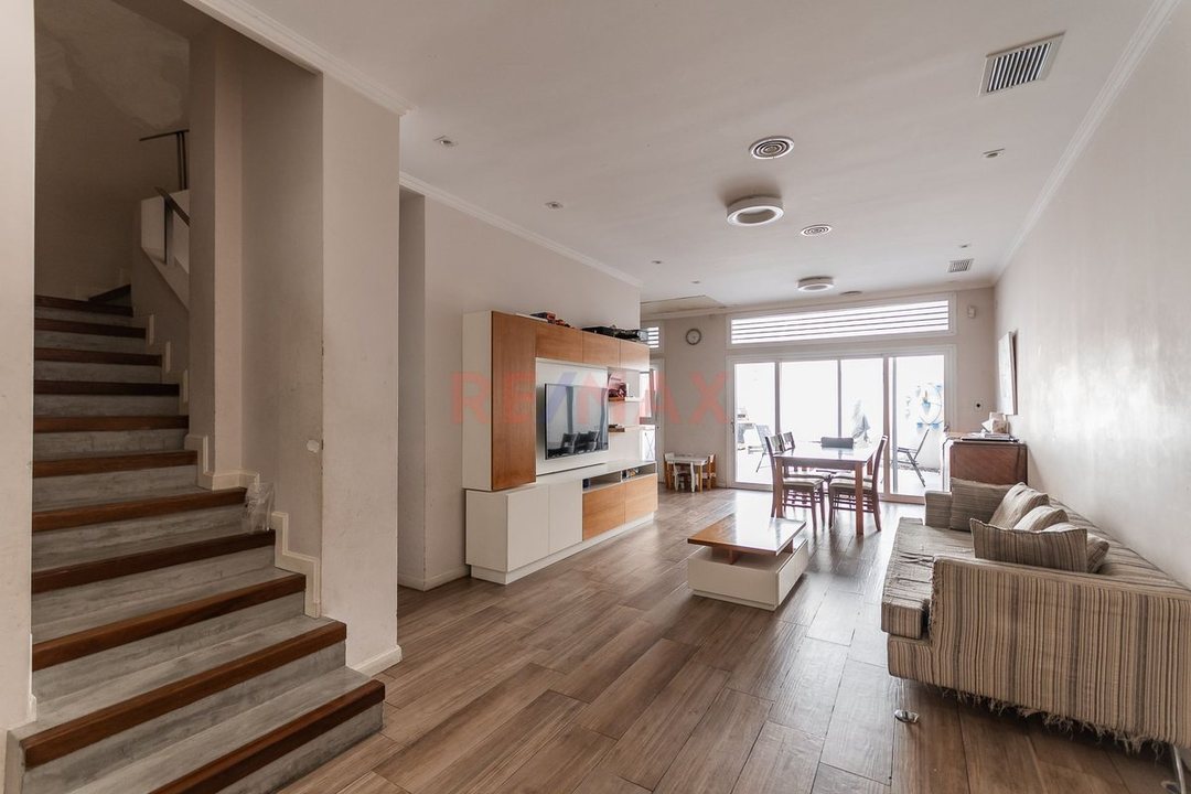 VENTA CASA 4 AMBIENTES C/ PATIO Y COCHERA-PATERNAL