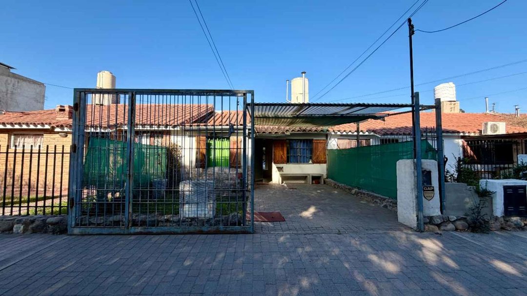 CASA 2 DORMIT 2 COCHERAS + QUINCHO BARRIO VICOR