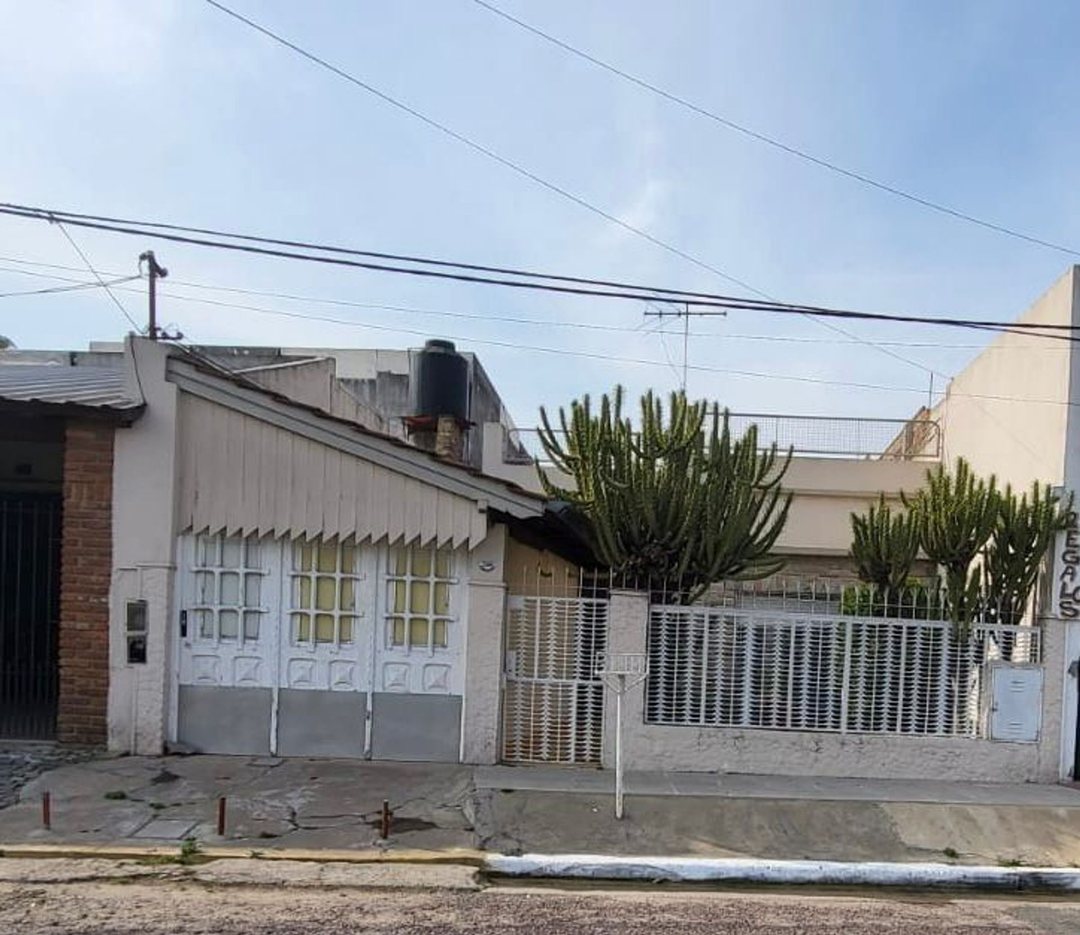casa en venta lote propio de 8 x 40 Lanús oeste