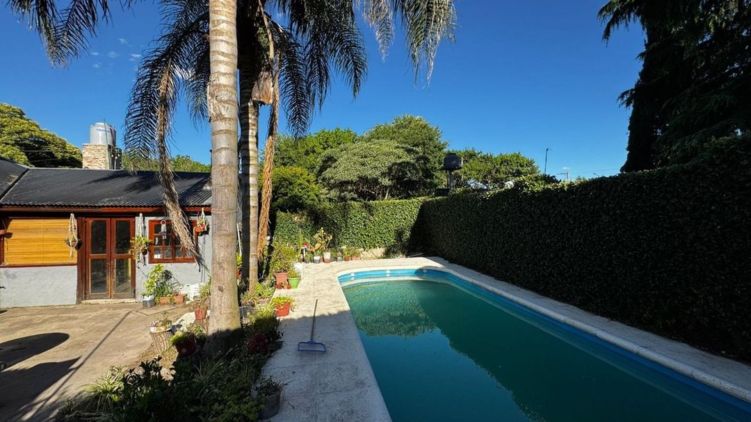 CASA 4 AMBIENTES VENTA PILETA LOCAL Y GARAJE
