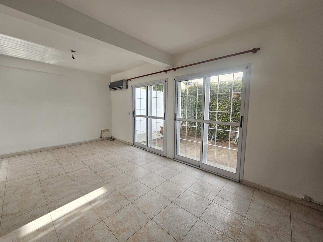 DUPLEX 3 DORMITORIOS EN ALQUILER COCHERA Y PATIO
