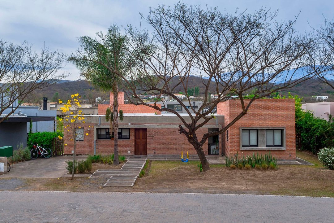CASA CON PILETA EN VENTA PRADERAS APTA CREDITO