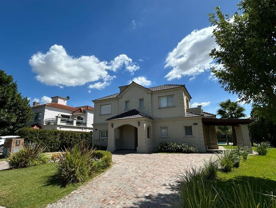 CASA EN VENTA , B ° LUJAN DEL SOL, CON PILETA