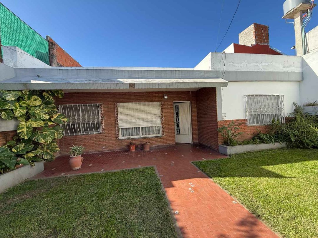 CASA 4 AMBINTES EN VENTA CON LOCAL Y  COCHERA