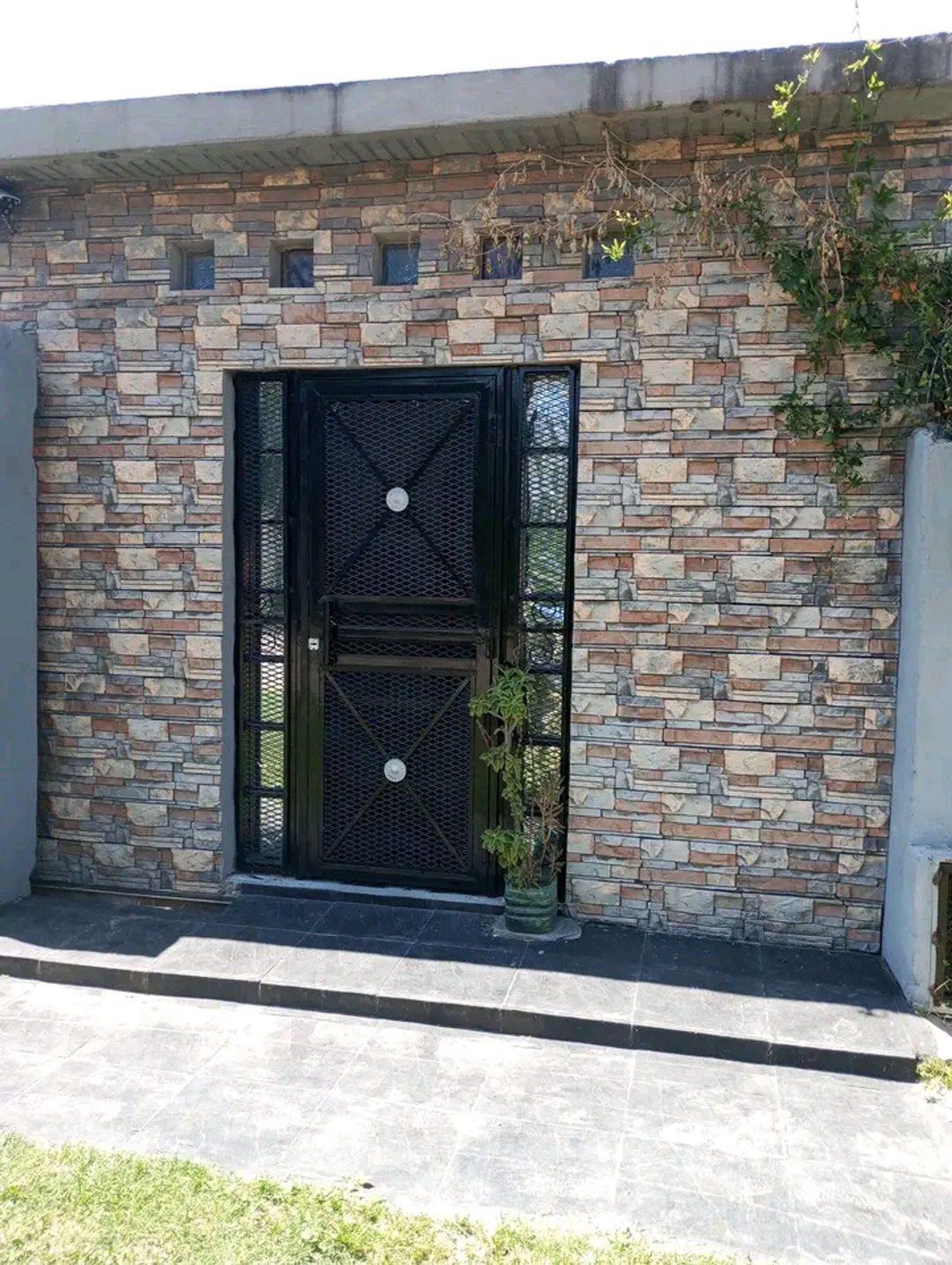 Alquiler monoambiente con patio a Mts de R25